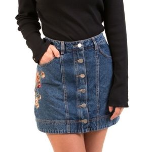 ●LOVE RICHE Floral Embroidery Denim Mini Skirt